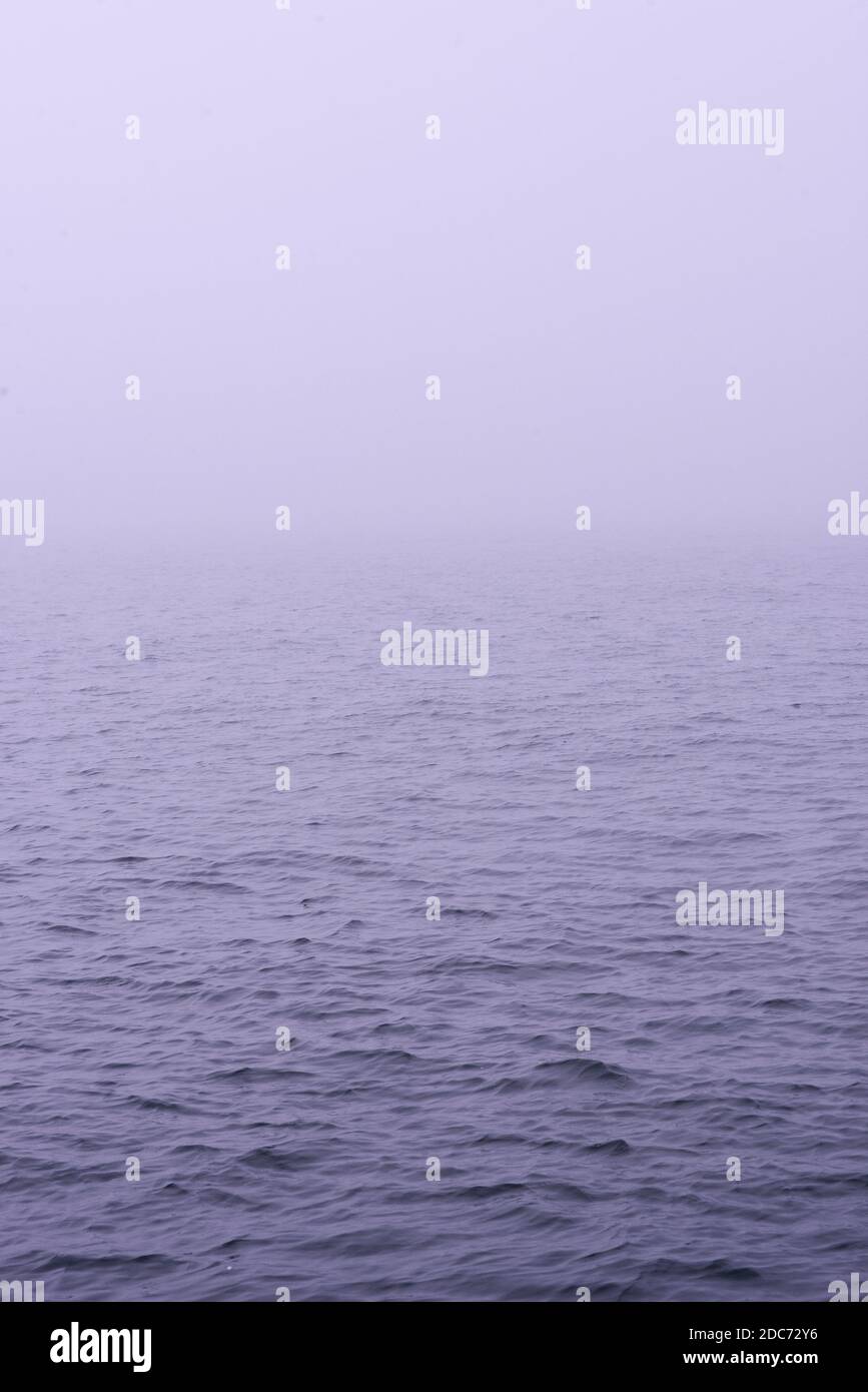 Meeresoberfläche an einem nebligen Tag Stockfoto