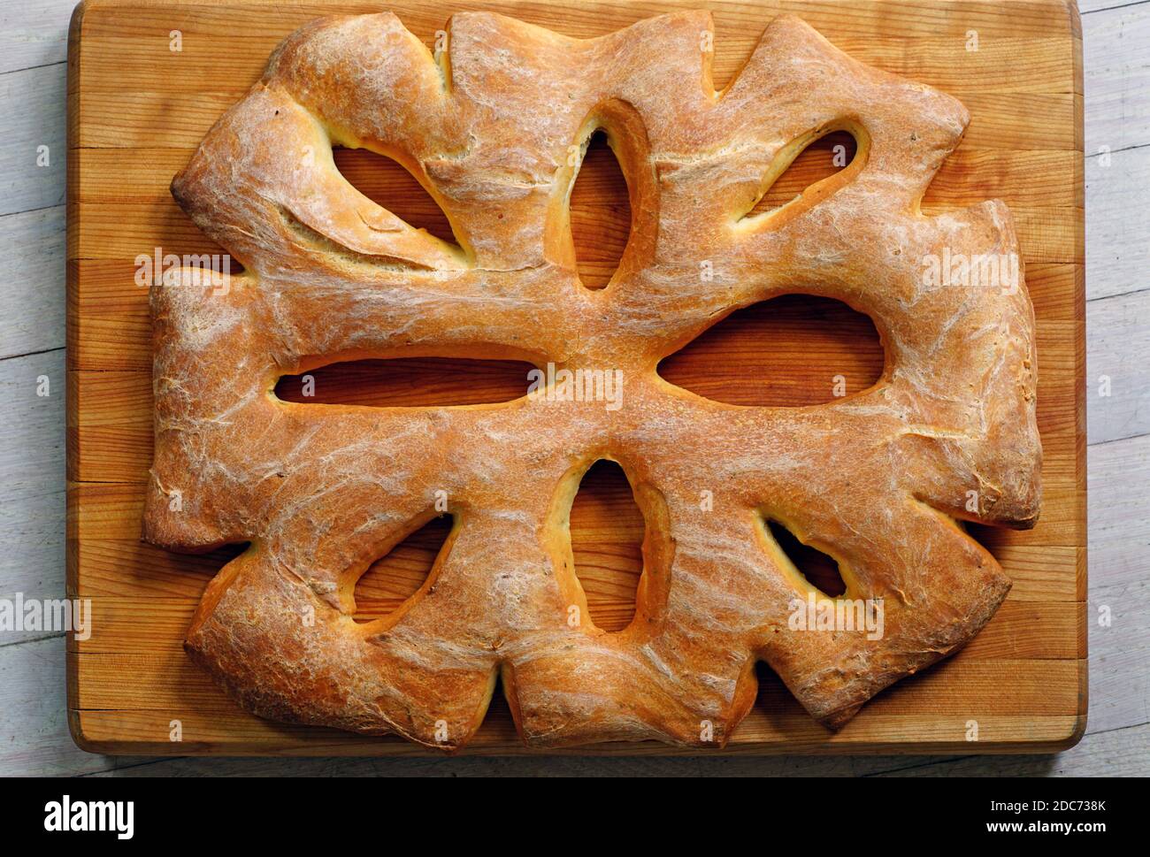 Blick auf ein hausgemachtes Olivenöl Fougasse Brot Stockfoto