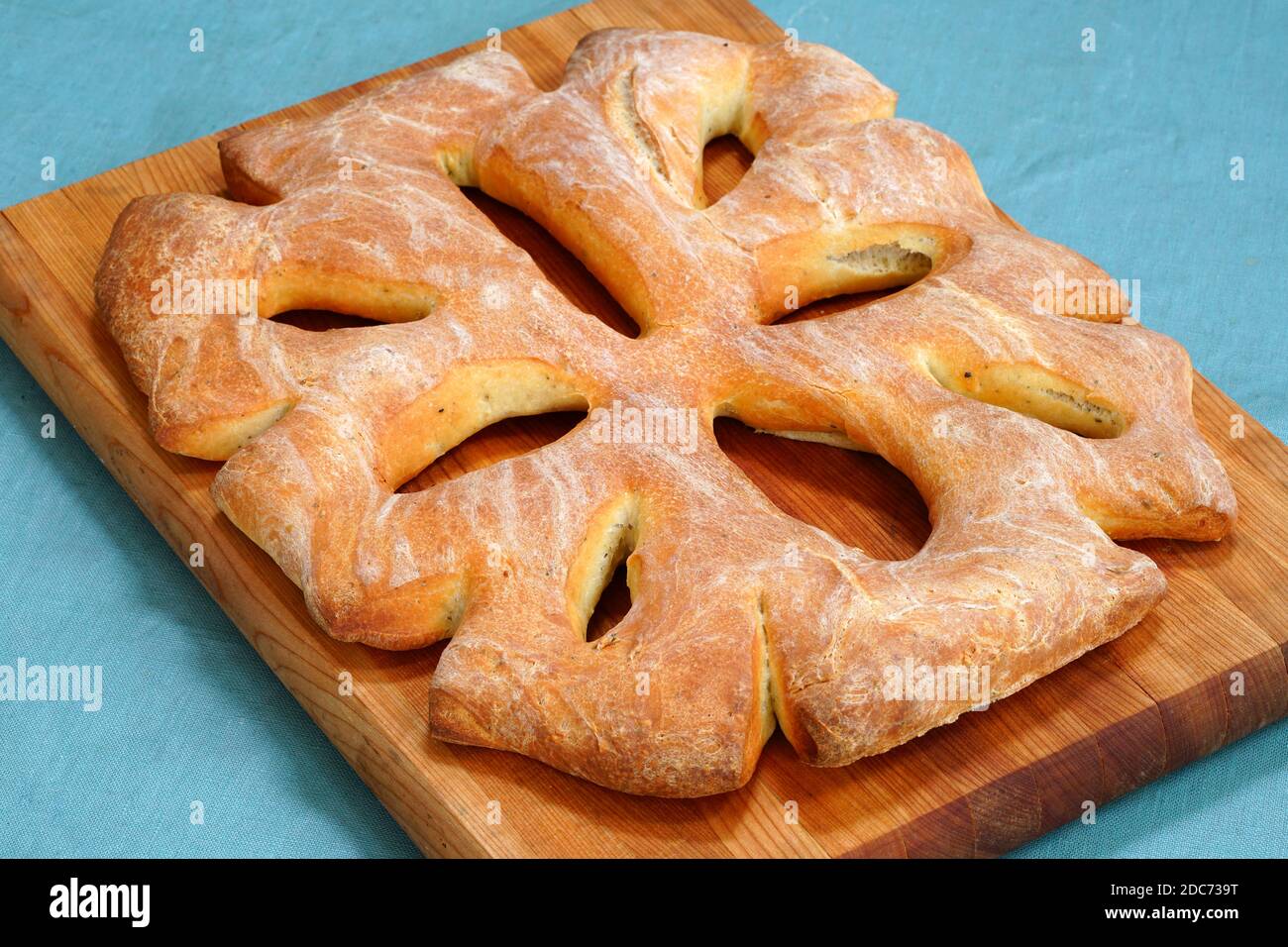 Blick auf ein hausgemachtes Olivenöl Fougasse Brot Stockfoto