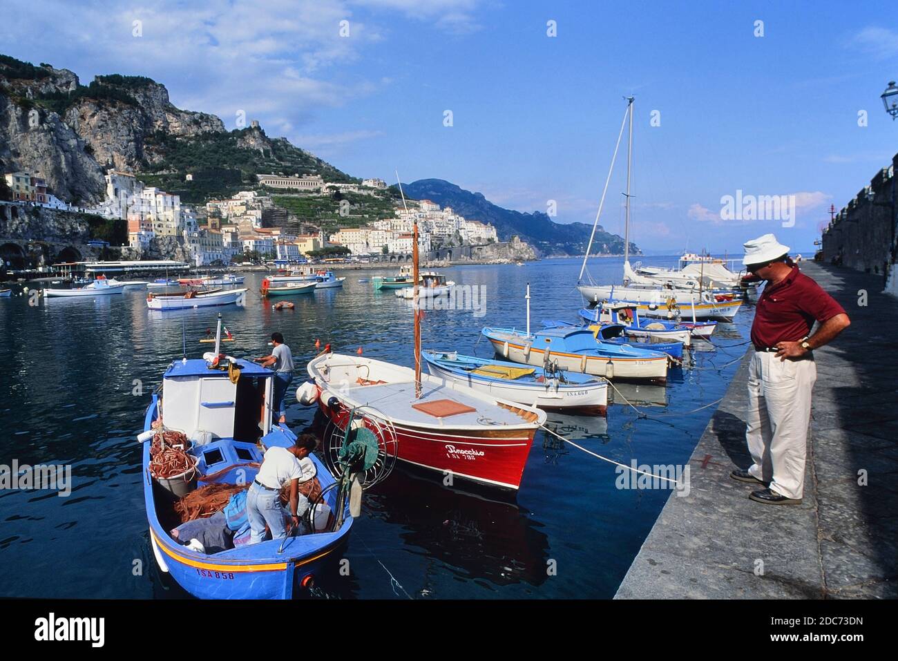 Bunte Fischerboote im Hafen, Amalfi, Kampanien, Italien Stockfoto