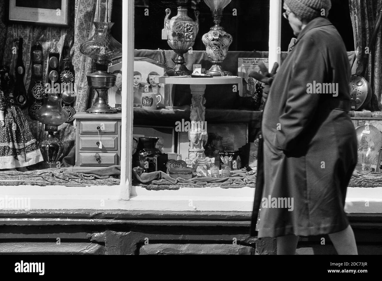 Ein älterer Shopper in Horncastle. Lincolnshire Wolds. England. VEREINIGTES KÖNIGREICH Stockfoto