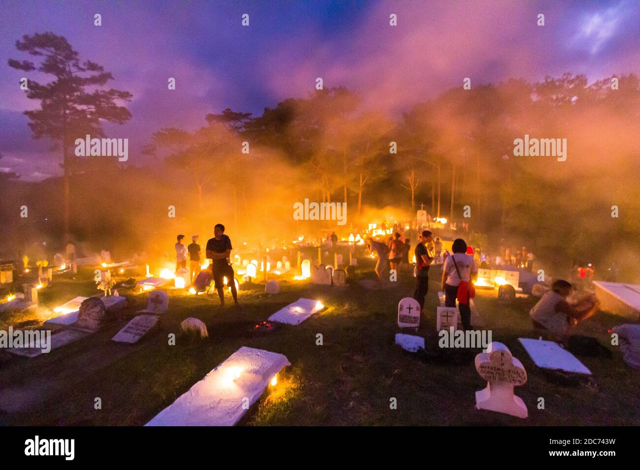 Das All Soul's Day Ritual in Sagada, Philippinen, wurde als „panag-Apoy“ bezeichnet, bei dem Einheimische Lagerfeuer am Grab ihrer Vorfahren anzünden Stockfoto