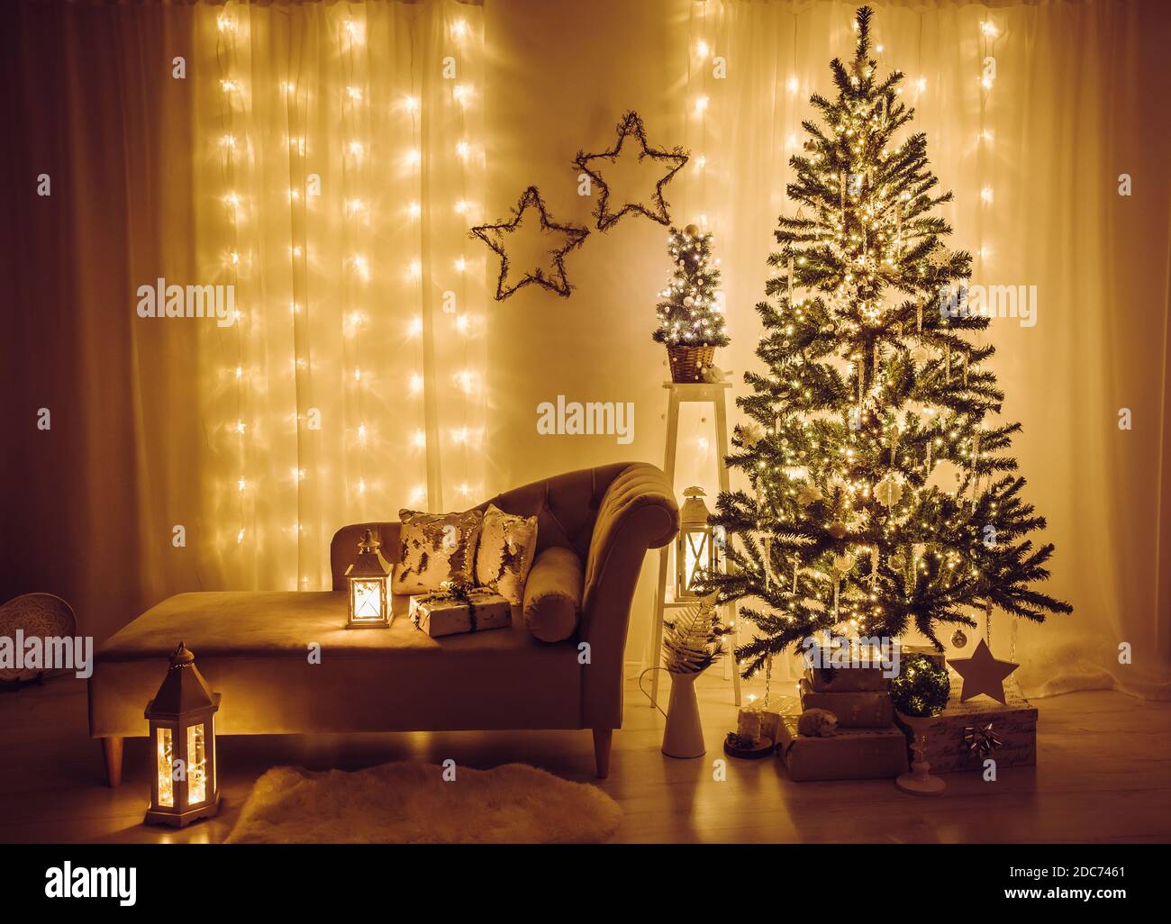 Heim Wohnzimmer für Heiligabend dekoriert. Weihnachtsfichte geschmückt mit Party-Lichter, Eiszapfen und Schneeflocken, eingewickelte Weihnachtsgeschenke. Stockfoto