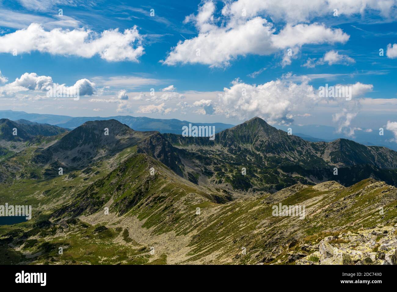 Schöne Retezat Berglandschaft mit Bucura und Retezat Gipfel aus Peleaga Berggipfel in Rumänien Stockfoto