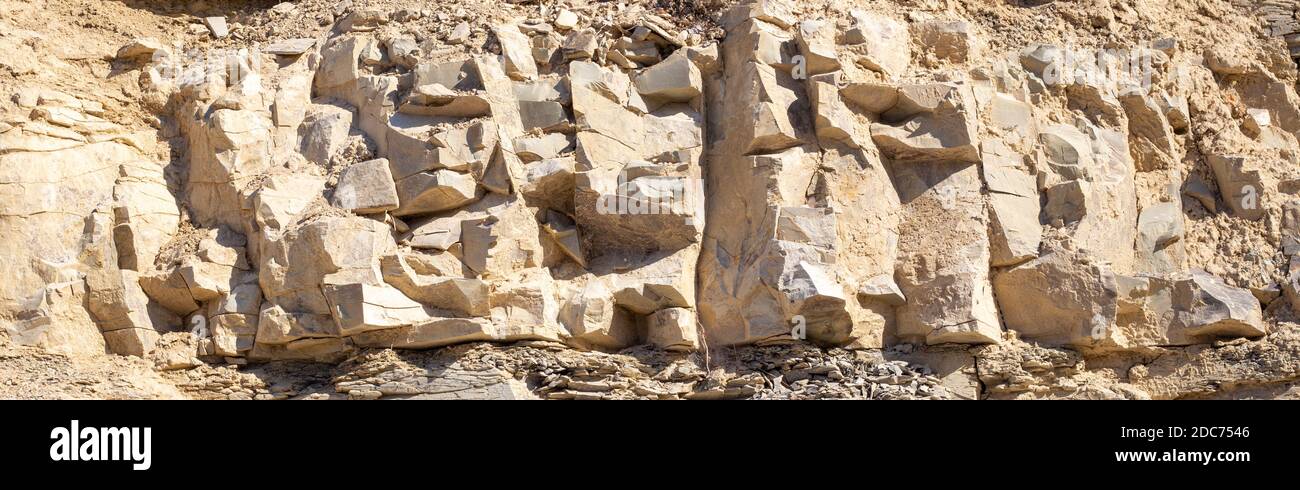 Natürlicher Hintergrund von trockenem tonigen, steinigen Böden im Schnitt. Textur, Bannervorlage. Stockfoto