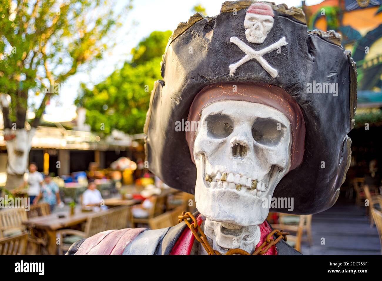 Antalya, Kemer, Türkei - 22. September 2020: Jolly Roger. Nahaufnahme des Schädels eines Piraten mit Ketten um den Hals in einem aufgespannten Hut. Speicherplatz kopieren. Stockfoto