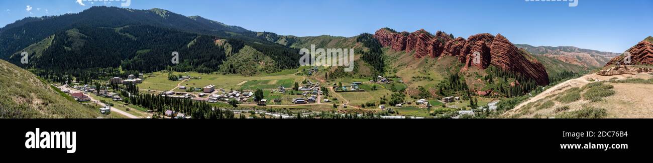 Jeti-Oguz, kirgisistan - 12. Juli 2019: Panorama der roten Felsen der Sieben Bullen in Kirgisistan im Sommer. Stockfoto