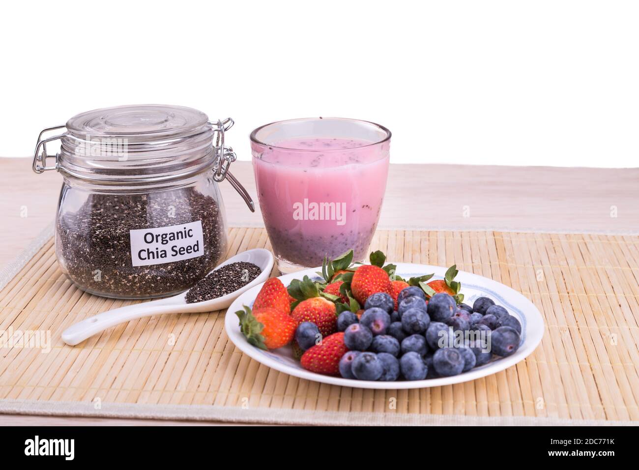 Chia Samen mit frischen Beeren Saft, gesunde nahrhafte Antioxidans Superfood Getränke Stockfoto