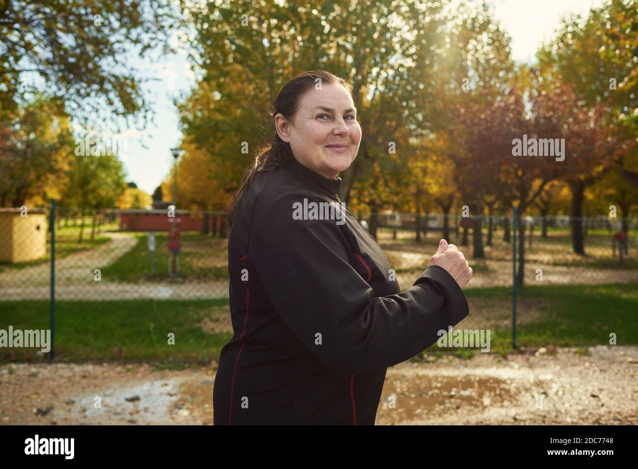 Aktive ältere Frau tut gesunde Übungen im Freien. Joggen Stockfoto
