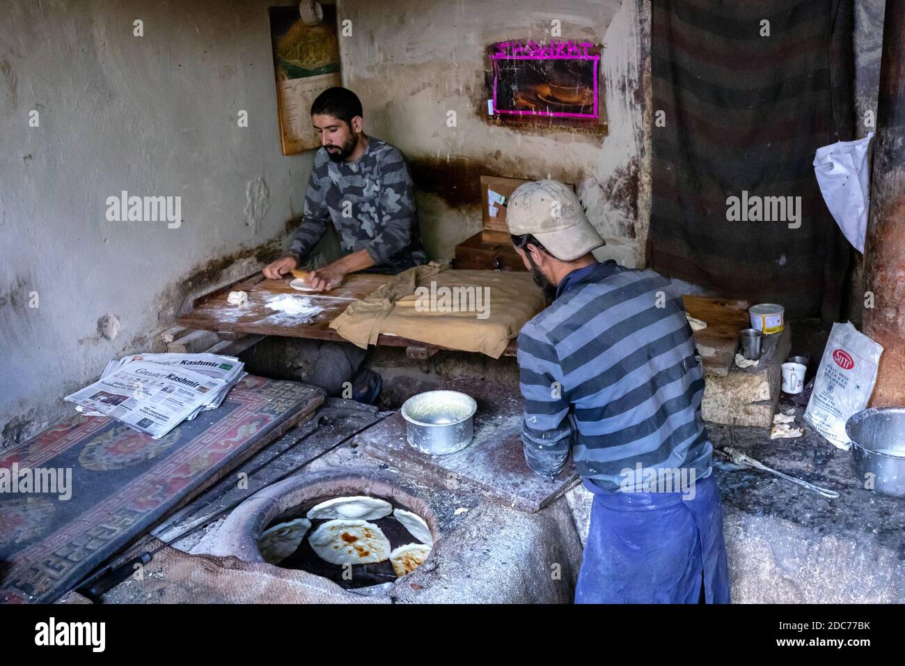 Zwei Männer arbeiten in der Bäckerei mit Steinöfen, Leh, Ladakh, Indien Stockfoto