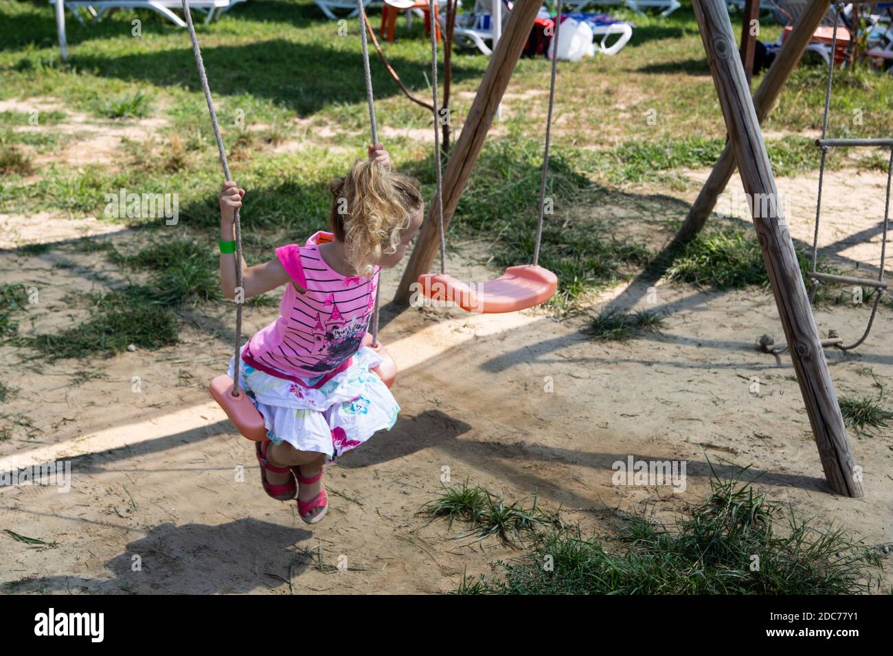 Kleine blonde Mädchen spielt im Park Stockfoto