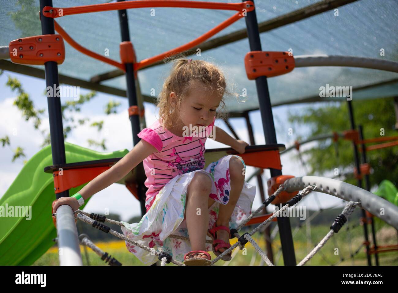 Kleine blonde Mädchen spielt im Park Stockfoto
