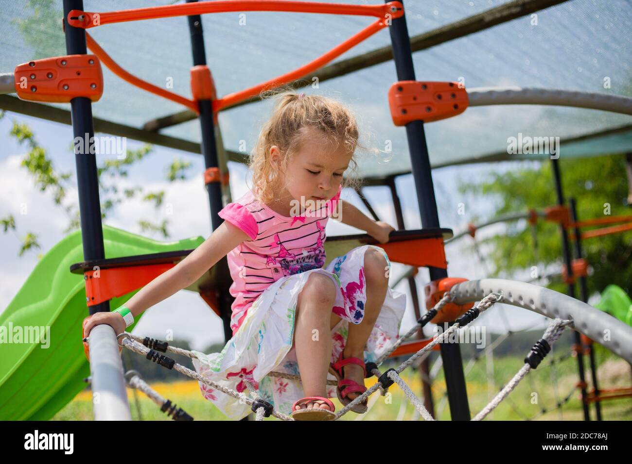 Kleine blonde Mädchen spielt im Park Stockfoto