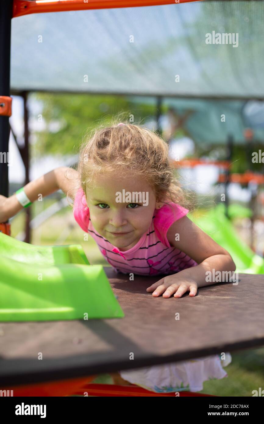 Kleine blonde Mädchen spielt im Park Stockfoto