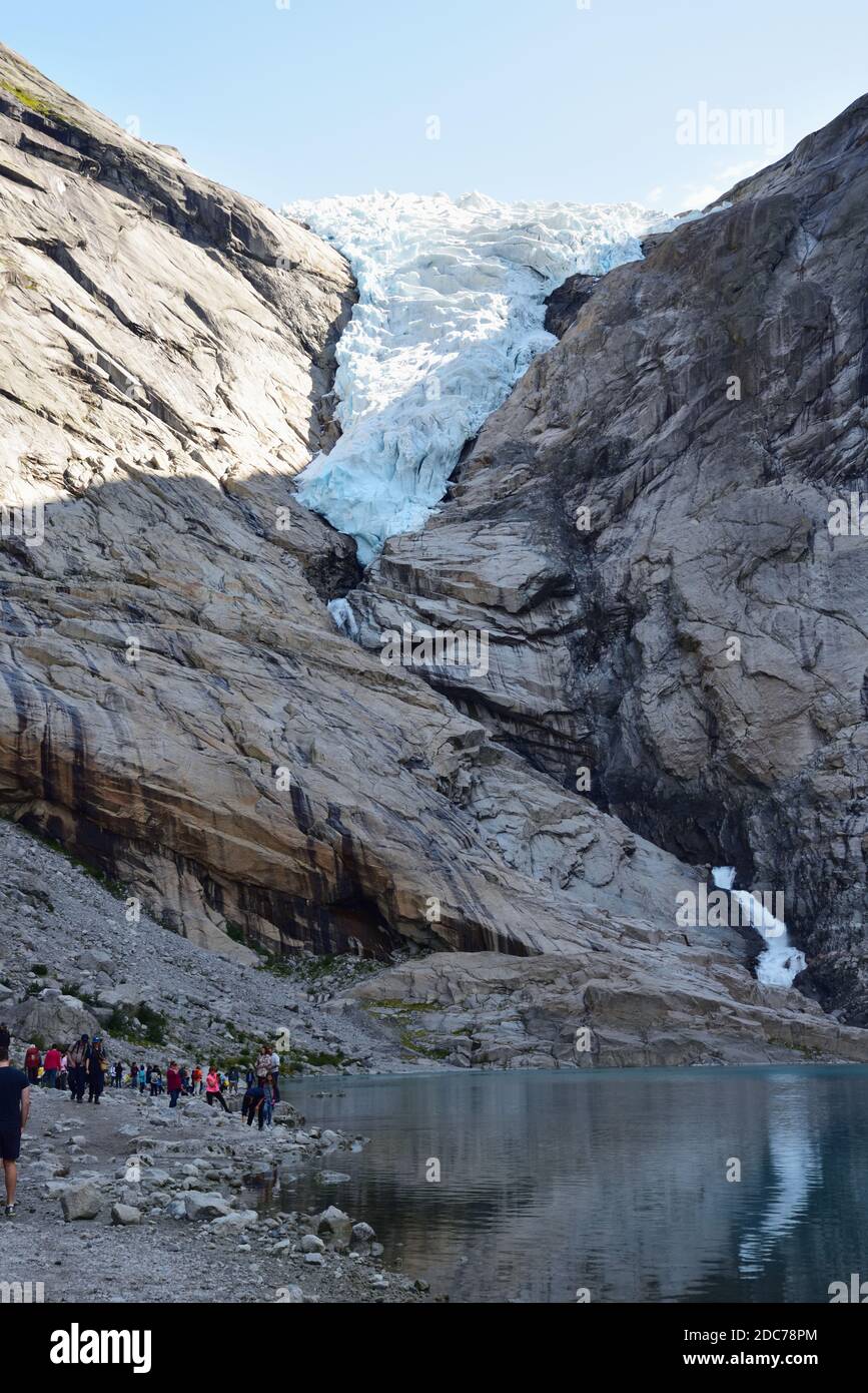Der Briksdal Gletscher ist einer der zugänglichsten Arme des Jostedalsbreen Gletschers in Norwegen. Sehenswürdigkeiten sind neben dem Gletschersee zu sehen. Stockfoto