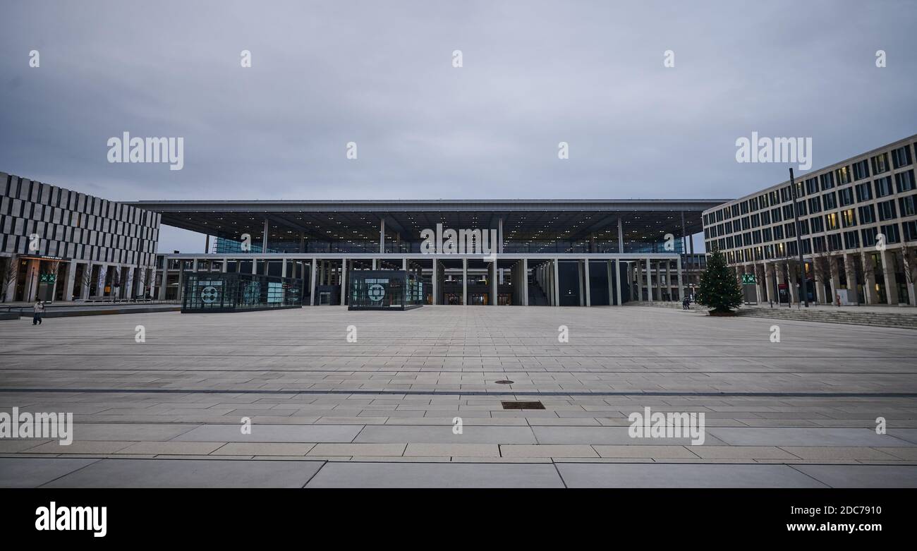 19. November 2020, Brandenburg, Schönefeld: Der Platz vor dem neuen Flughafen BER ist morgens leer. Foto: Annette Riedl/dpa Stockfoto