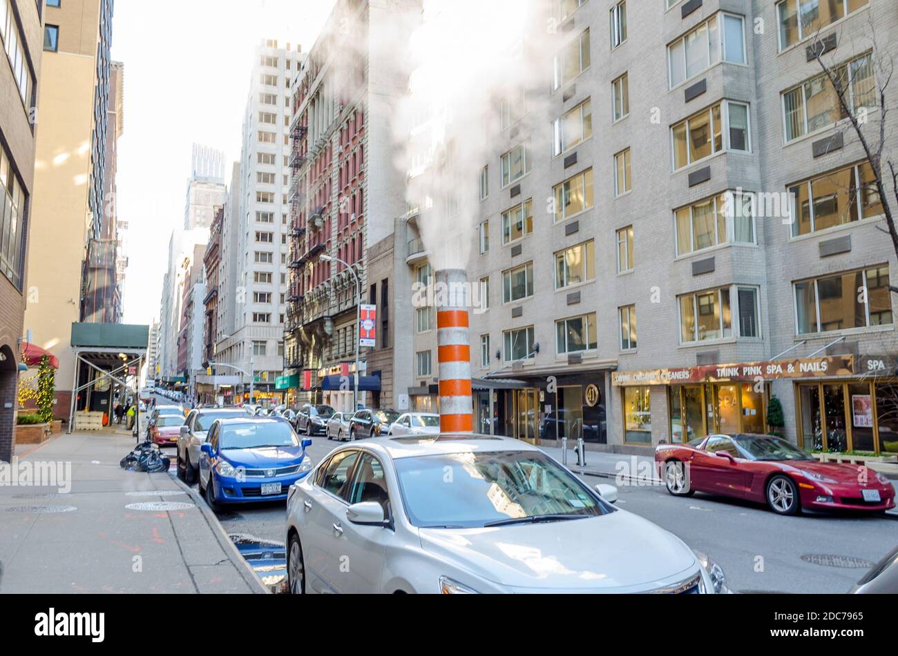 Typische Orange Dampfpfeife in der Mitte der Straße im Finanzdistrikt, Manhattan, New York City, USA Stockfoto