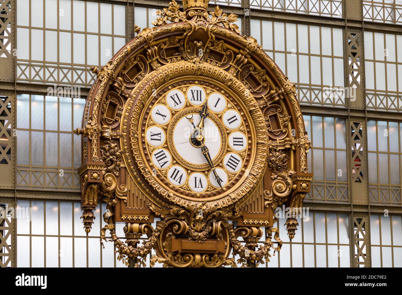 Paris, Frankreich, 5. Juli 2018: Die goldene Uhr des Museum D'Orsay. Das Musée d'Orsay ist ein Museum in Paris, auf dem linken Ufer der Seine. Goldene Farbe Stockfoto