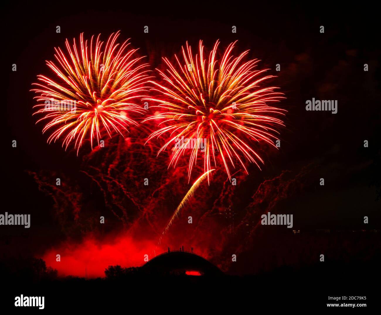 Bunte erstaunliche Feuerwerk isoliert in dunklen Hintergrund Nahaufnahme mit dem Ort für Text, Vilnius Feuerwerk, 4. Juli, Unabhängigkeitstag, Stockfoto