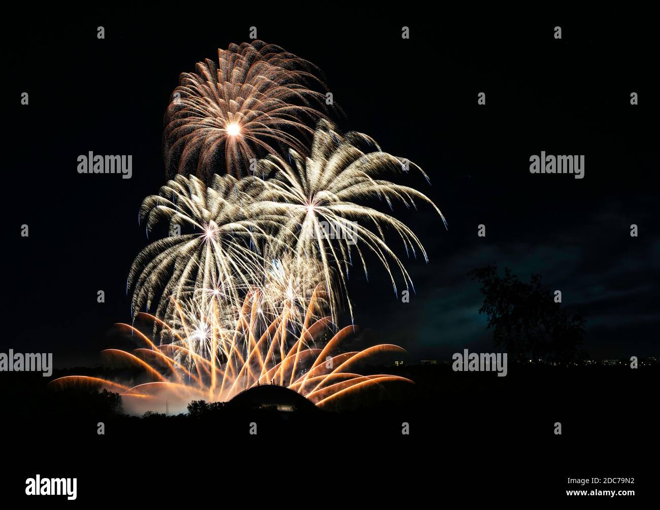 Bunte erstaunliche Feuerwerk isoliert in dunklen Hintergrund Nahaufnahme mit dem Ort für Text, Vilnius Feuerwerk, 4. Juli, Unabhängigkeitstag, Stockfoto