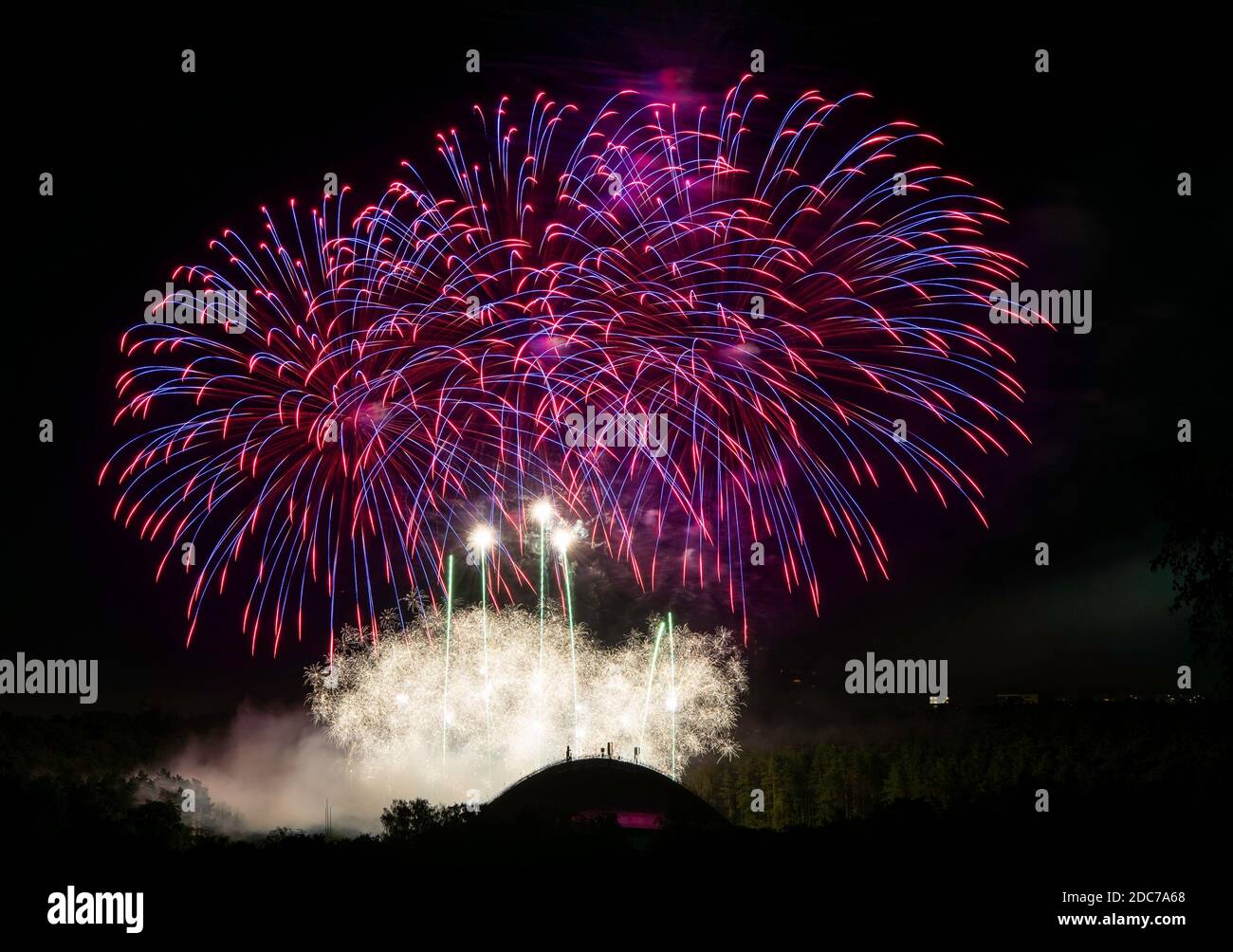 Bunte erstaunliche Feuerwerk isoliert in dunklen Hintergrund Nahaufnahme mit dem Ort für Text, Vilnius Feuerwerk, 4. Juli, Unabhängigkeitstag, Stockfoto