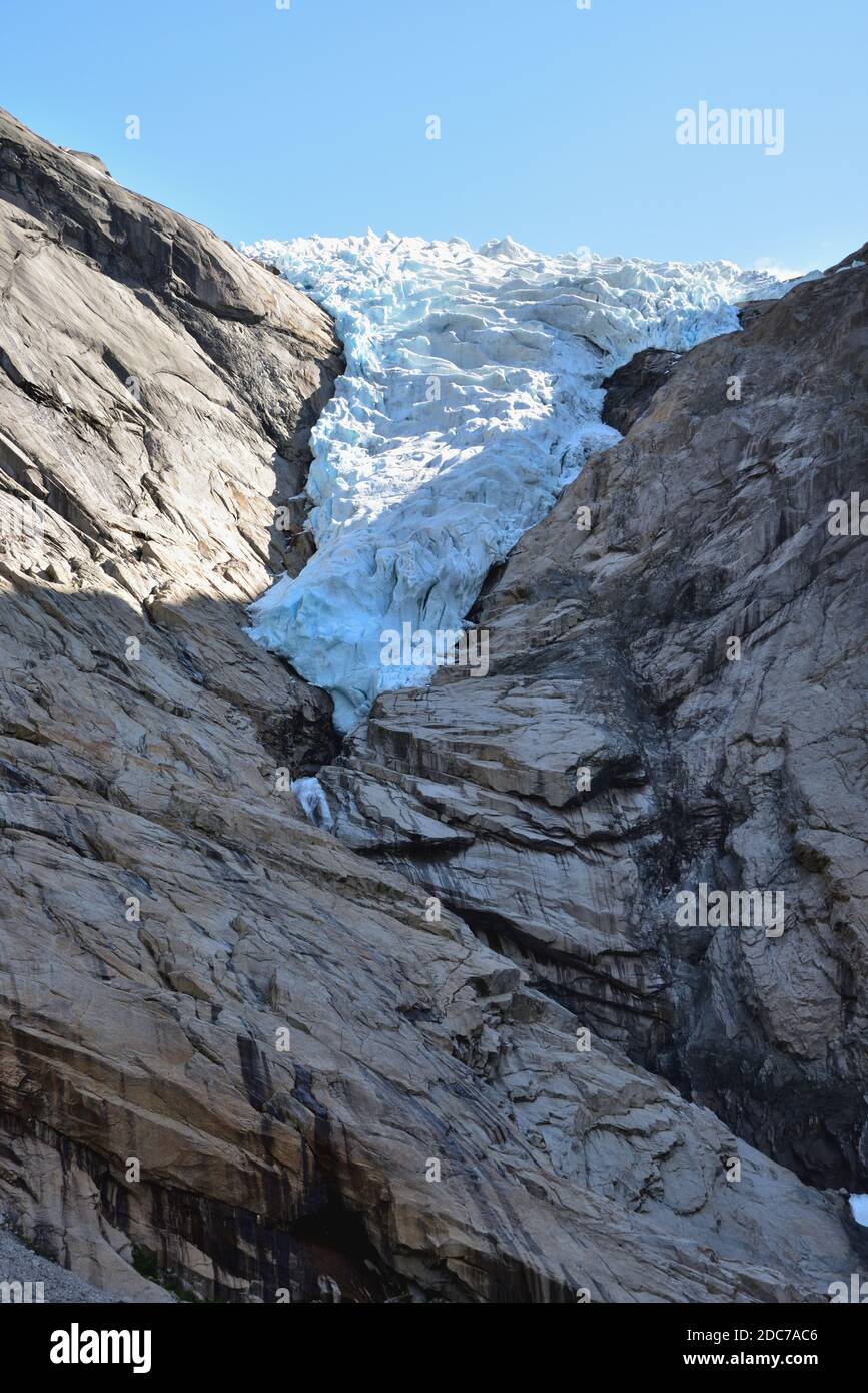 Der Briksdal Gletscher ist einer der zugänglichsten Arme des Jostedalsbreen Gletschers in Norwegen. Stockfoto