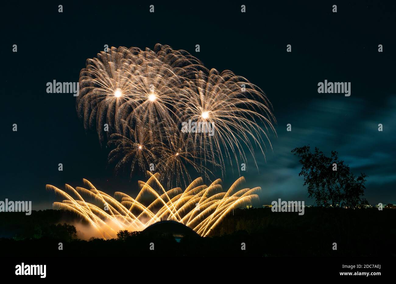 Bunte erstaunliche Feuerwerk isoliert in dunklen Hintergrund Nahaufnahme mit dem Ort für Text, Vilnius Feuerwerk, 4. Juli, Unabhängigkeitstag, Stockfoto