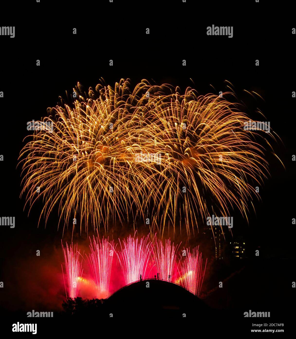 Bunte erstaunliche Feuerwerk isoliert in dunklen Hintergrund Nahaufnahme mit dem Ort für Text, Vilnius Feuerwerk, 4. Juli, Unabhängigkeitstag, Stockfoto