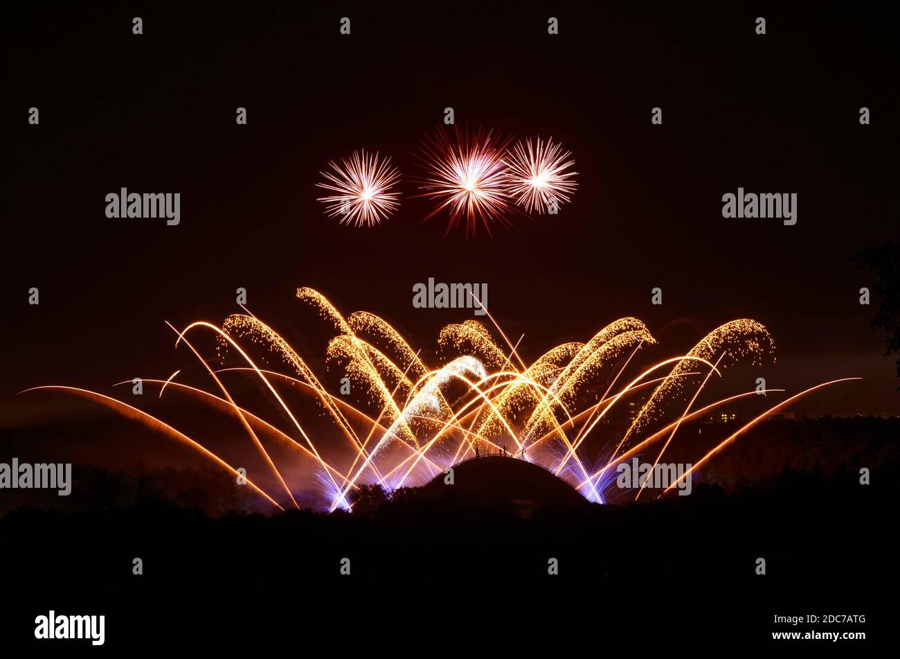Bunte erstaunliche Feuerwerk isoliert in dunklen Hintergrund Nahaufnahme mit dem Ort für Text, Vilnius Feuerwerk, 4. Juli, Unabhängigkeitstag, Stockfoto