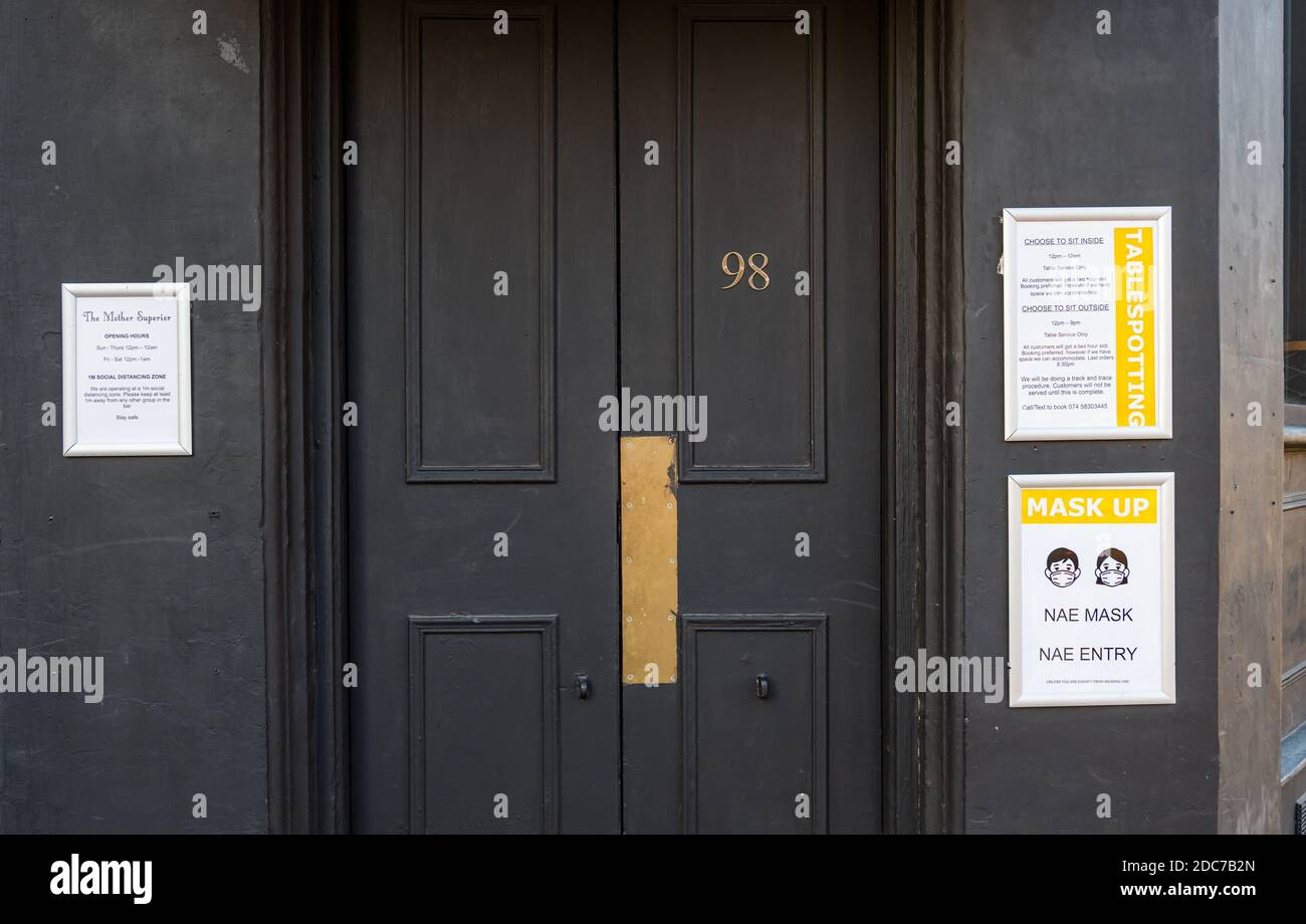 Leith, Edinburgh, Schottland, Großbritannien, 19. November 2020. Covid-19 life: Einige Pubs sind geschlossen, während andere Bier und Getränke zum Mitnehmen servieren. Die Mutter-Oberin in Leith ist während der Pandemie mit Covid-19-Meldungen geschlossen Stockfoto