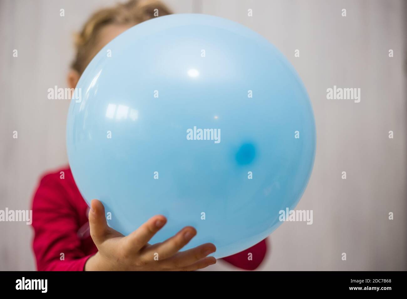 Kleines Mädchen mit einem Ballon Stockfoto