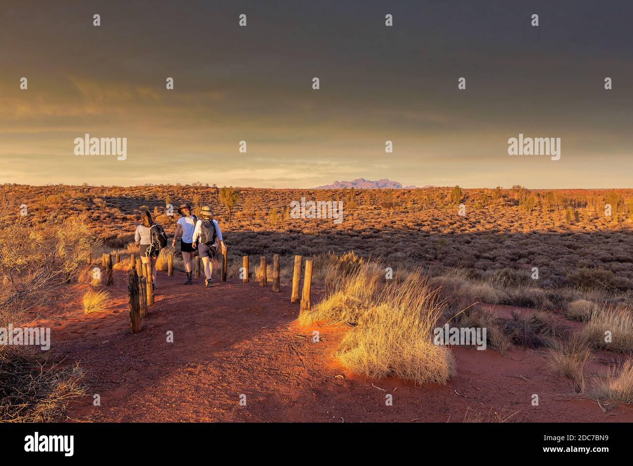 Northern Territory, Australien - Wanderer im australischen Outback bewundern die spektakuläre Landschaft. Stockfoto