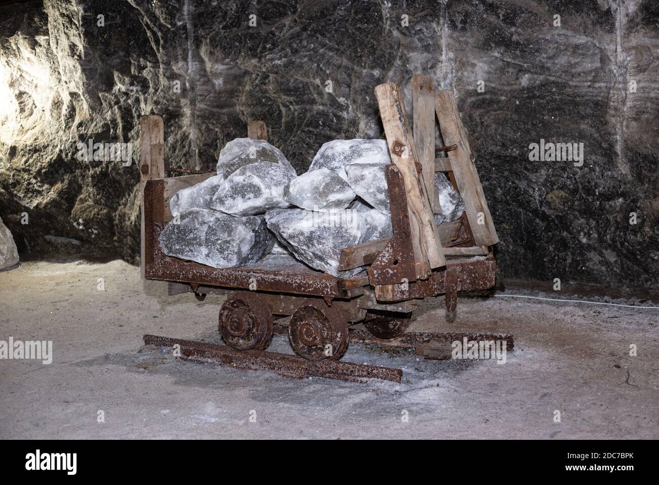 Alte rostigen Wagen voller Salz Stockfoto