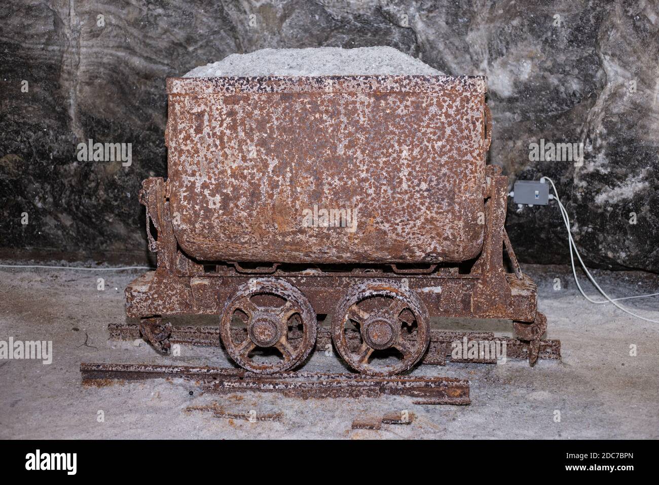 Alte rostigen Wagen voller Salz Stockfoto