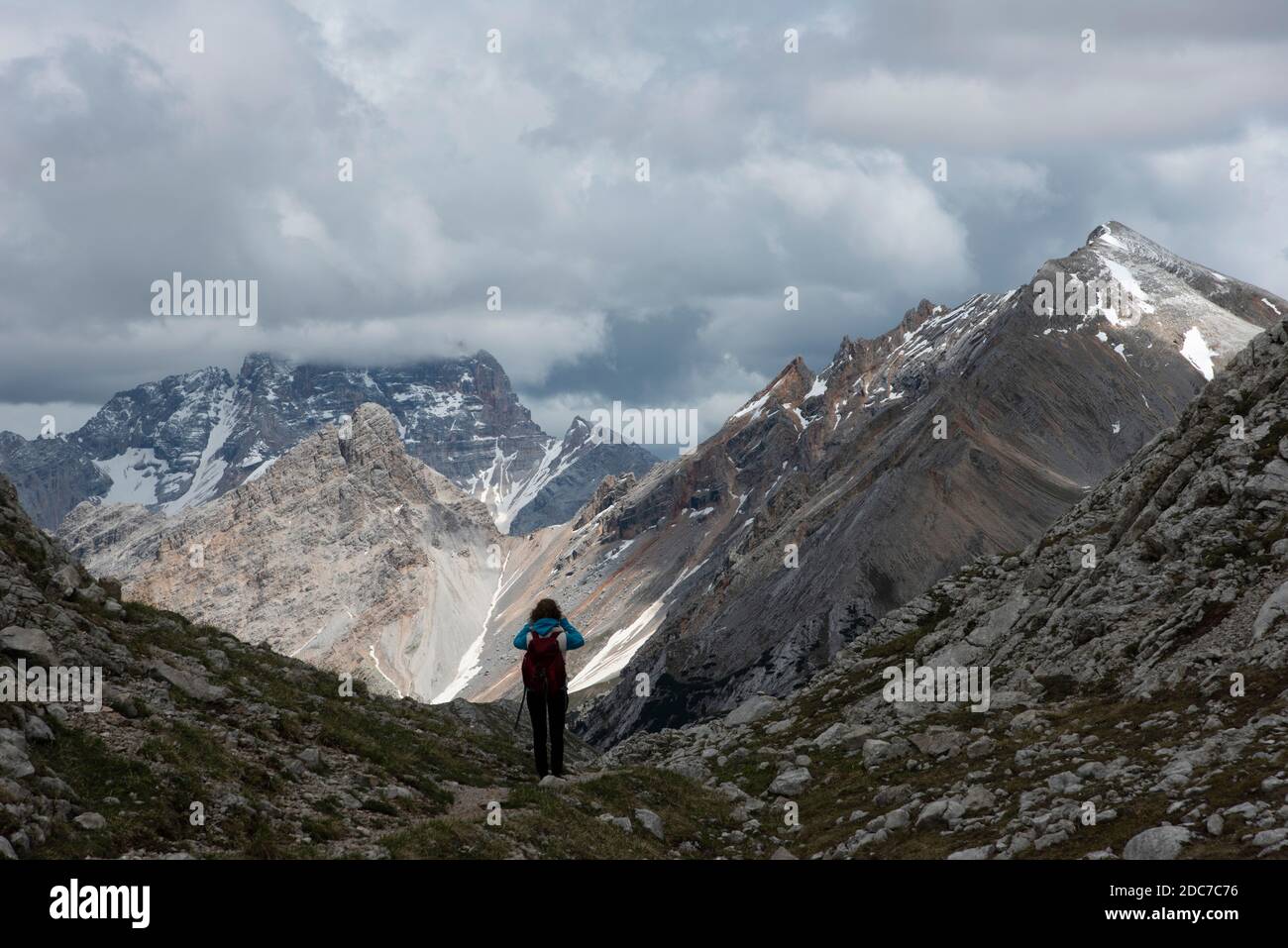 Frau beim Wandern in den dolomiten, val di fanes Stockfoto