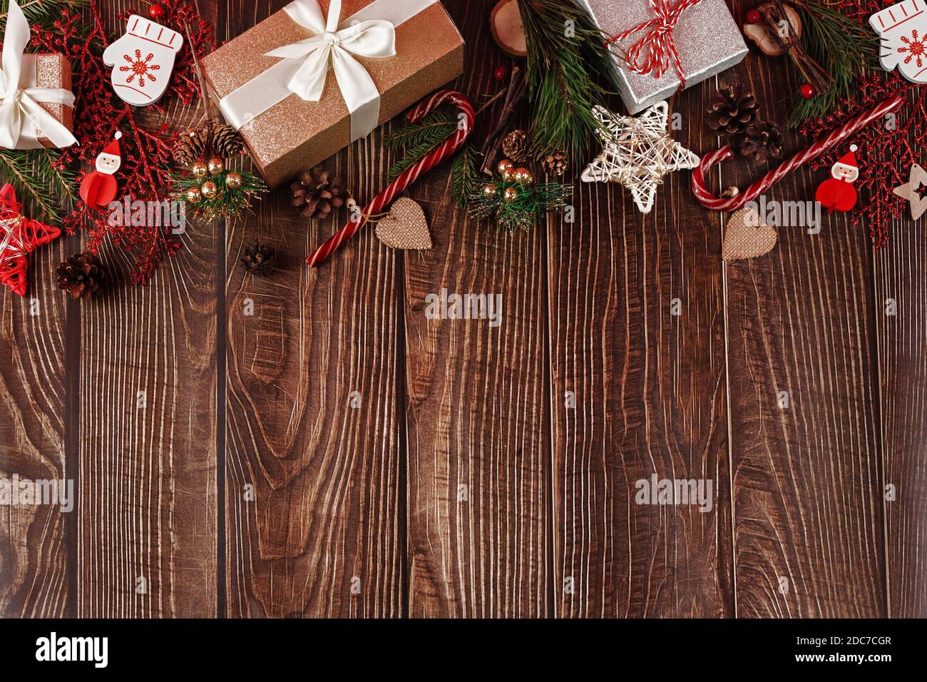 Natürliche weihnachten Holzhintergrund mit geringerem Kopieplatz. Holzbretter mit immergrünen Urlaubsdekorationen. Stockfoto