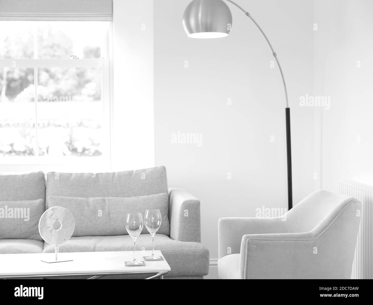 Moderne zeitgenössische Lounge mit grauem Sofa und gelbem Sessel Mit Stehlampe aus Gold und modernem Couchtisch Stockfoto Moderne zeitgenössische Lounge mit grauem Sofa und gelbem Sessel Mit Stehlampe aus Gold und modernem Couchtisch Stockfoto