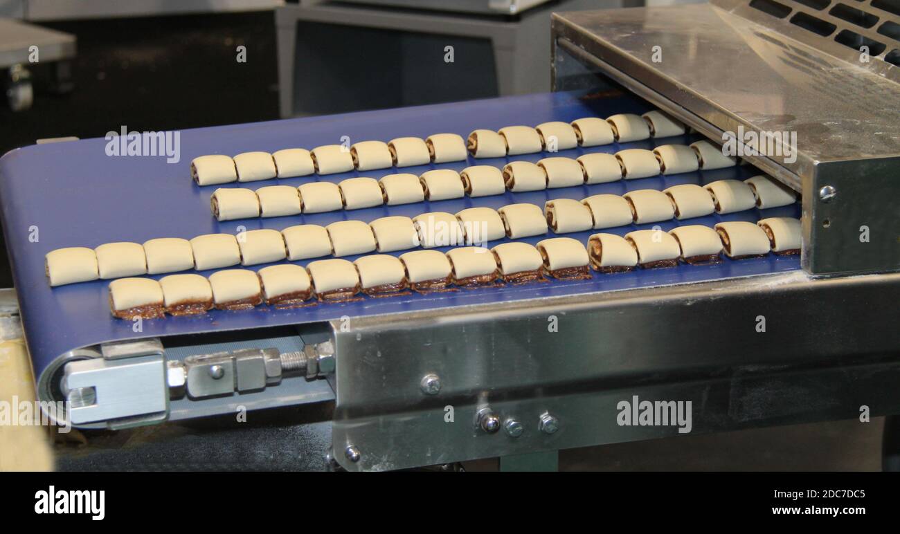Eine Lebensmittelproduktionsmaschine, die gefülltes Gebäck herstellt. Stockfoto