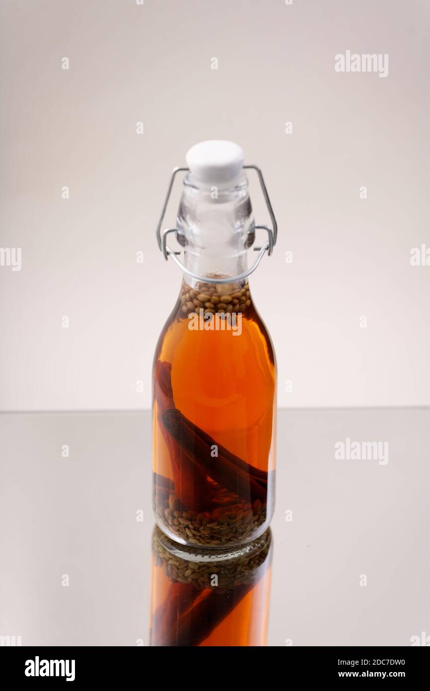 Würziger Wodka aus dem Winter in einer Brennerflasche vor weißem Hintergrund Stockfoto