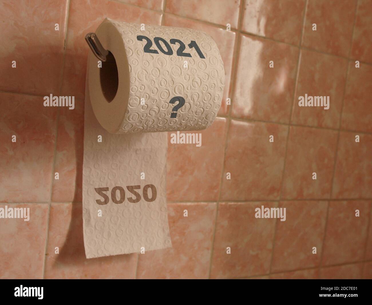 Wir sehen 2020 und Neujahr 2021 auf einer Toilette Rolle Stockfoto