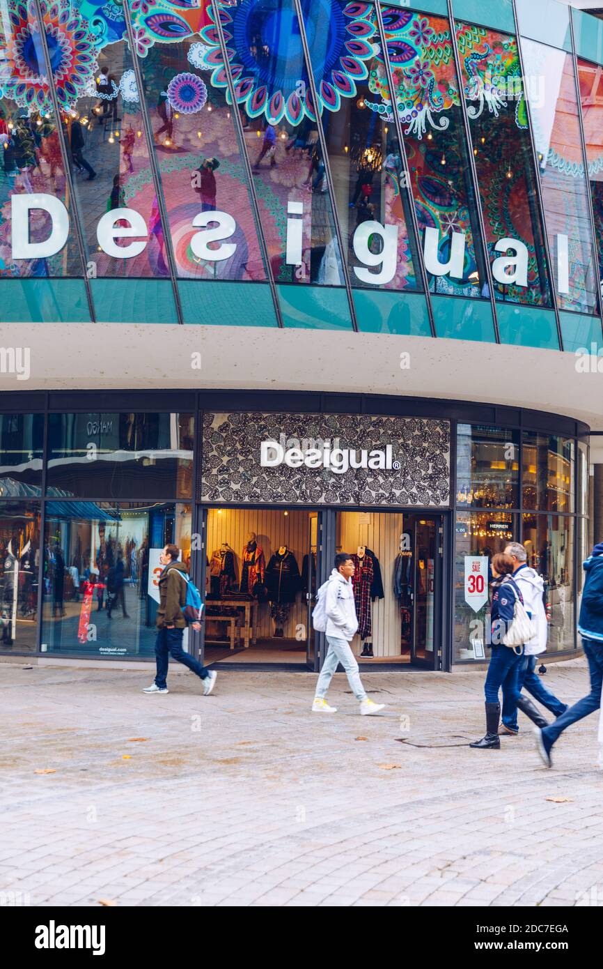 Stuttgart, 19. Oktober 2019: Desigual Shop in Stuttgart, Deutschland.  Desigual ist ein Hersteller von Bekleidung und Schuhen mit Sitz in  Barcelona Stockfotografie - Alamy