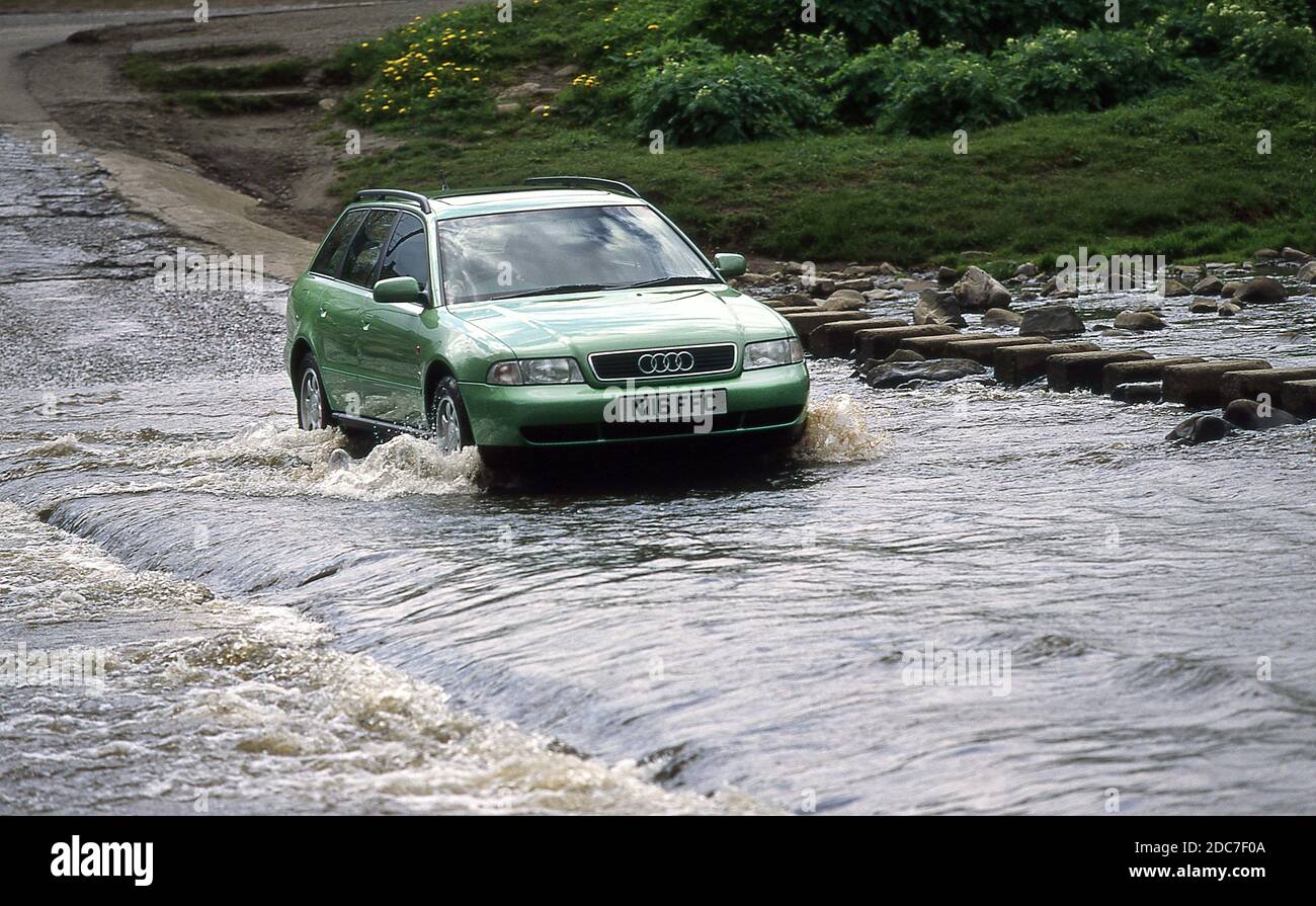 Fahrt durch einen Ford im Audi A4 1996 Avant Stockfoto