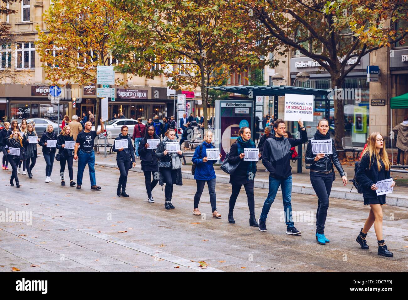 Stuttgart, 19. Oktober 2019: Demonstration gegen Menschenhandel. Nicht zum Verkauf. Mensch ist kein Produkt. Stockfoto