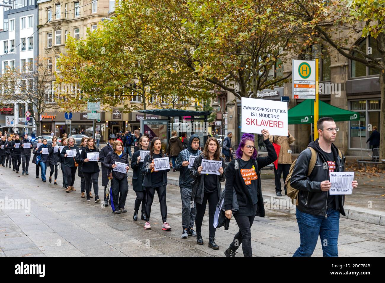 Stuttgart, 19. Oktober 2019: Demonstration gegen Menschenhandel. Nicht zum Verkauf. Mensch ist kein Produkt. Stockfoto