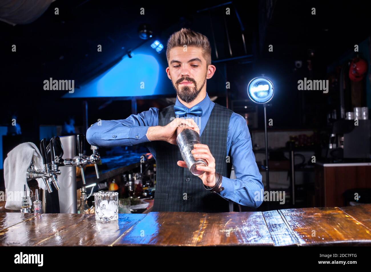 Ein erfahrener Barkeeper formuliert im Nachtclub einen Cocktail Stockfoto