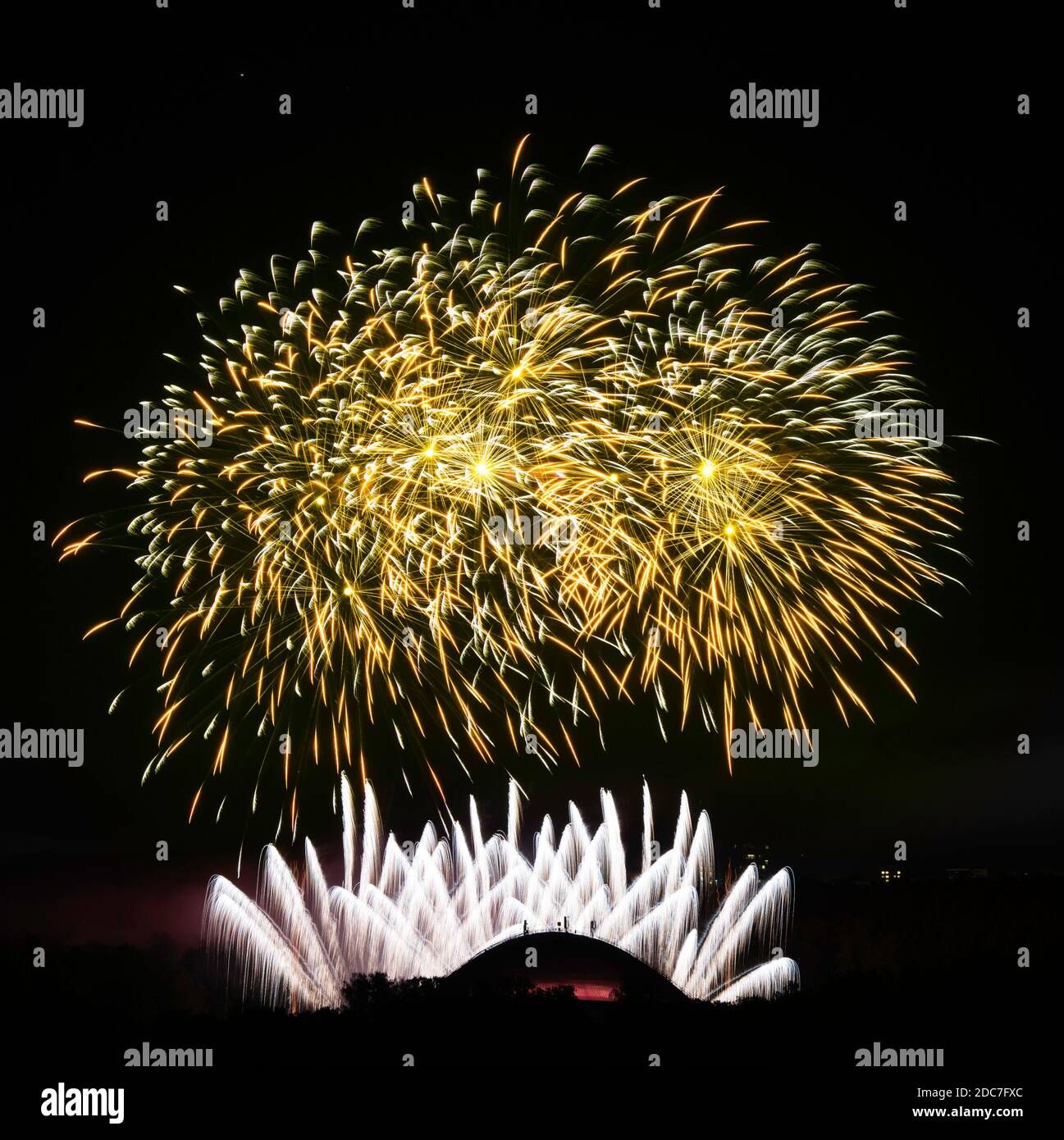 Bunte erstaunliche Feuerwerk isoliert in dunklen Hintergrund Nahaufnahme mit dem Ort für Text, Vilnius Feuerwerk, 4. Juli, Unabhängigkeitstag, Stockfoto