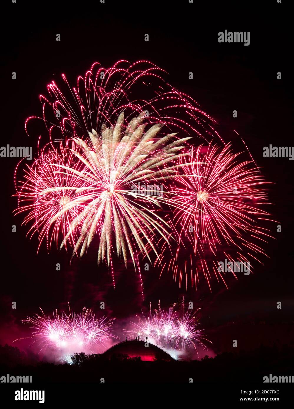 Bunte erstaunliche Feuerwerk isoliert in dunklen Hintergrund Nahaufnahme mit dem Ort für Text, Vilnius Feuerwerk, 4. Juli, Unabhängigkeitstag, Stockfoto