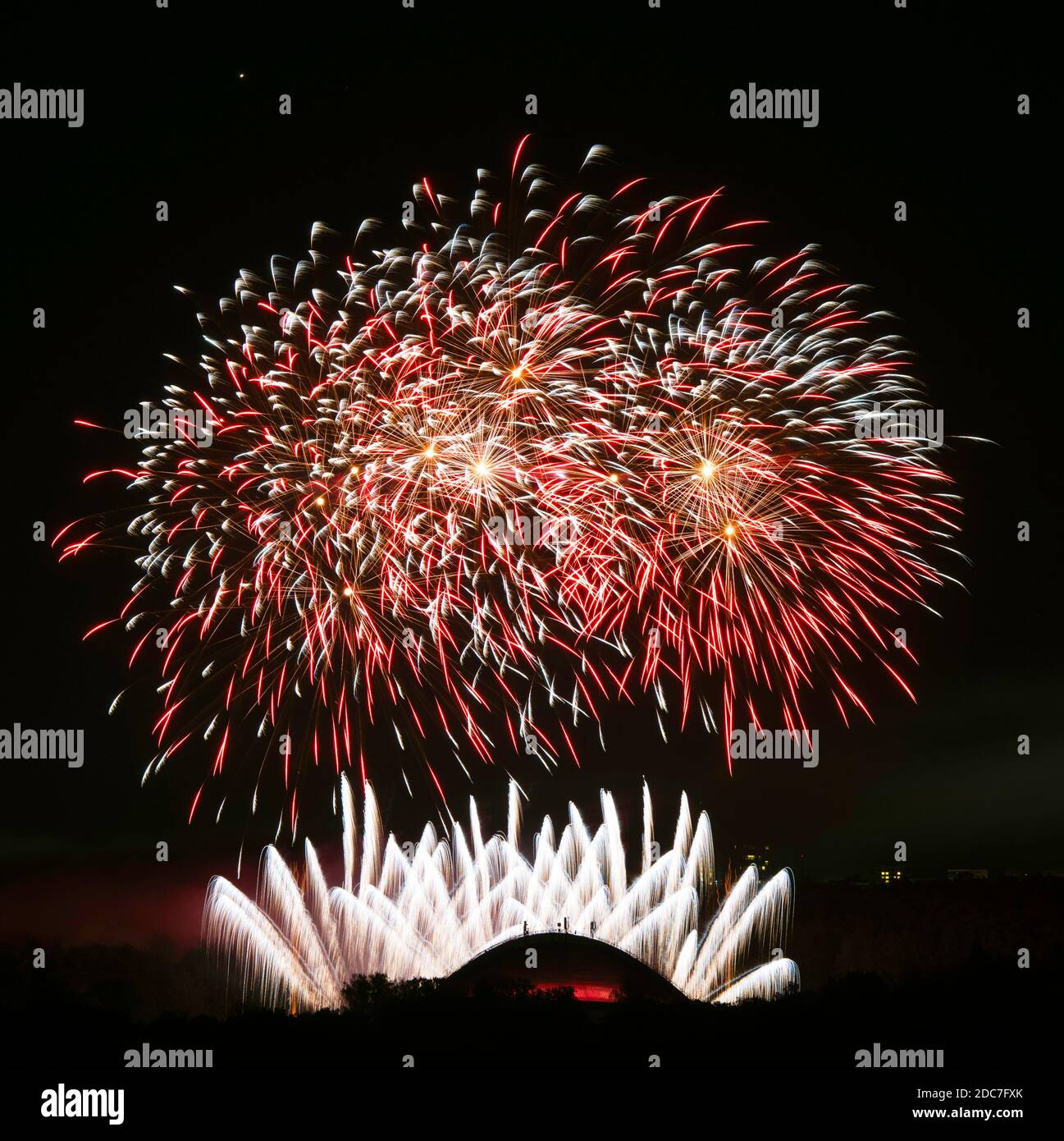 Bunte erstaunliche Feuerwerk isoliert in dunklen Hintergrund Nahaufnahme mit dem Ort für Text, Vilnius Feuerwerk, 4. Juli, Unabhängigkeitstag, Stockfoto