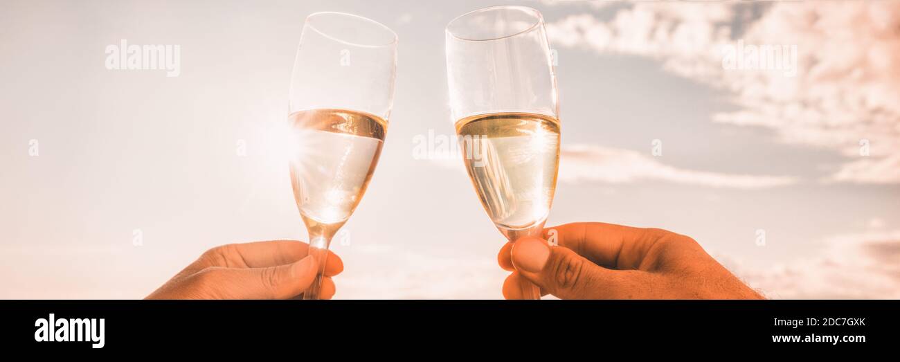 Ein paar Weingläser zum Feiern. Champagner-Toast im Luxusrestaurant. Zwei Menschen mit Flöten bei Prost. Banner Panorama freistellen ein Stockfoto