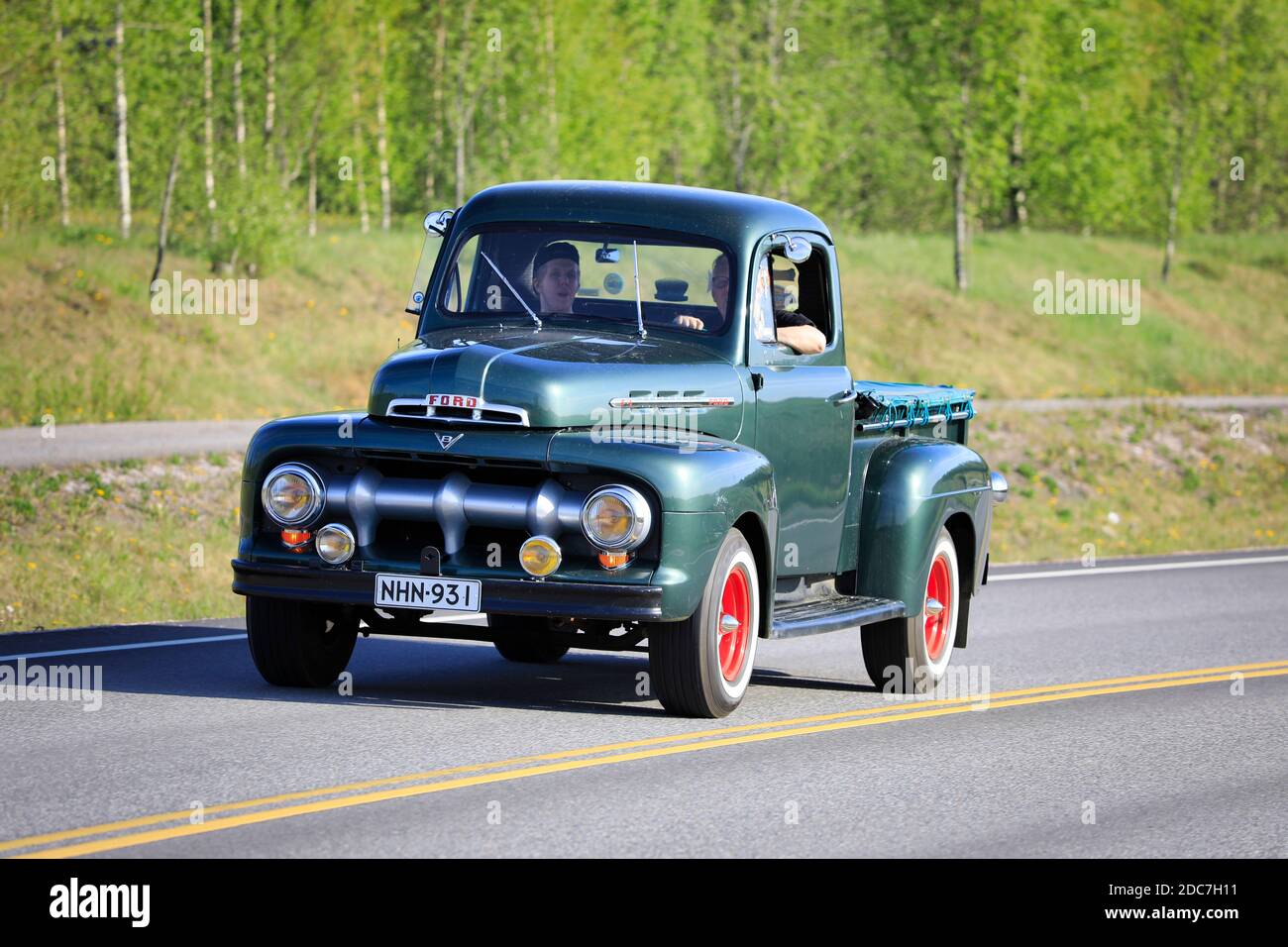 Schöne grüne Ford F1 V8 Pickup-Truck, Anfang der 1950er Jahre, und die Menschen genießen die Fahrt auf Salon Maisema Cruising 2019. Salo, Finnland. 18.Mai 2019. Stockfoto